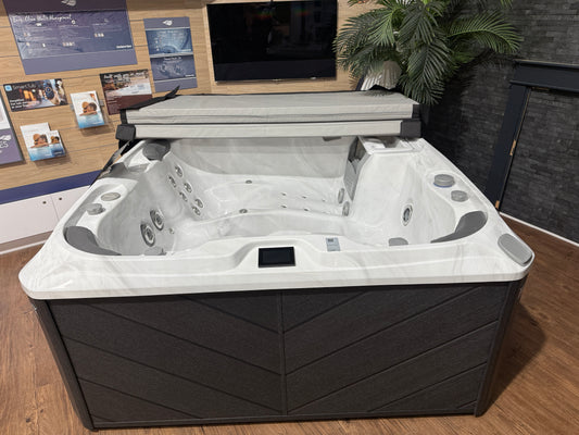 EX-DISPLAY - Sundance - 880 Altamar Hot Tub