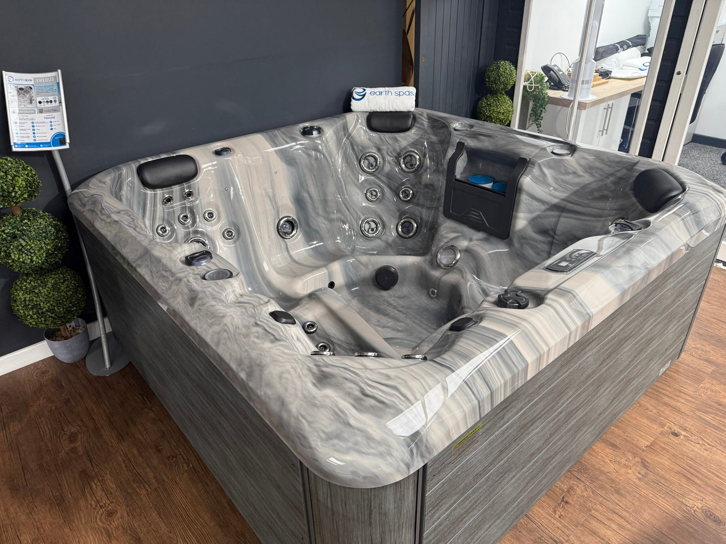 EX-DISPLAY - Earth Spas - Erebus 13 amp Hot Tub