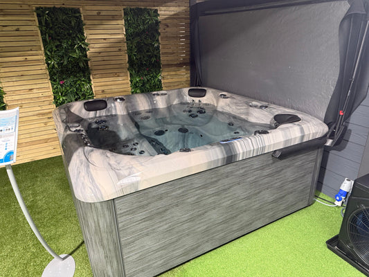 EX-DISPLAY Earth Spas Mariana Hot Tub